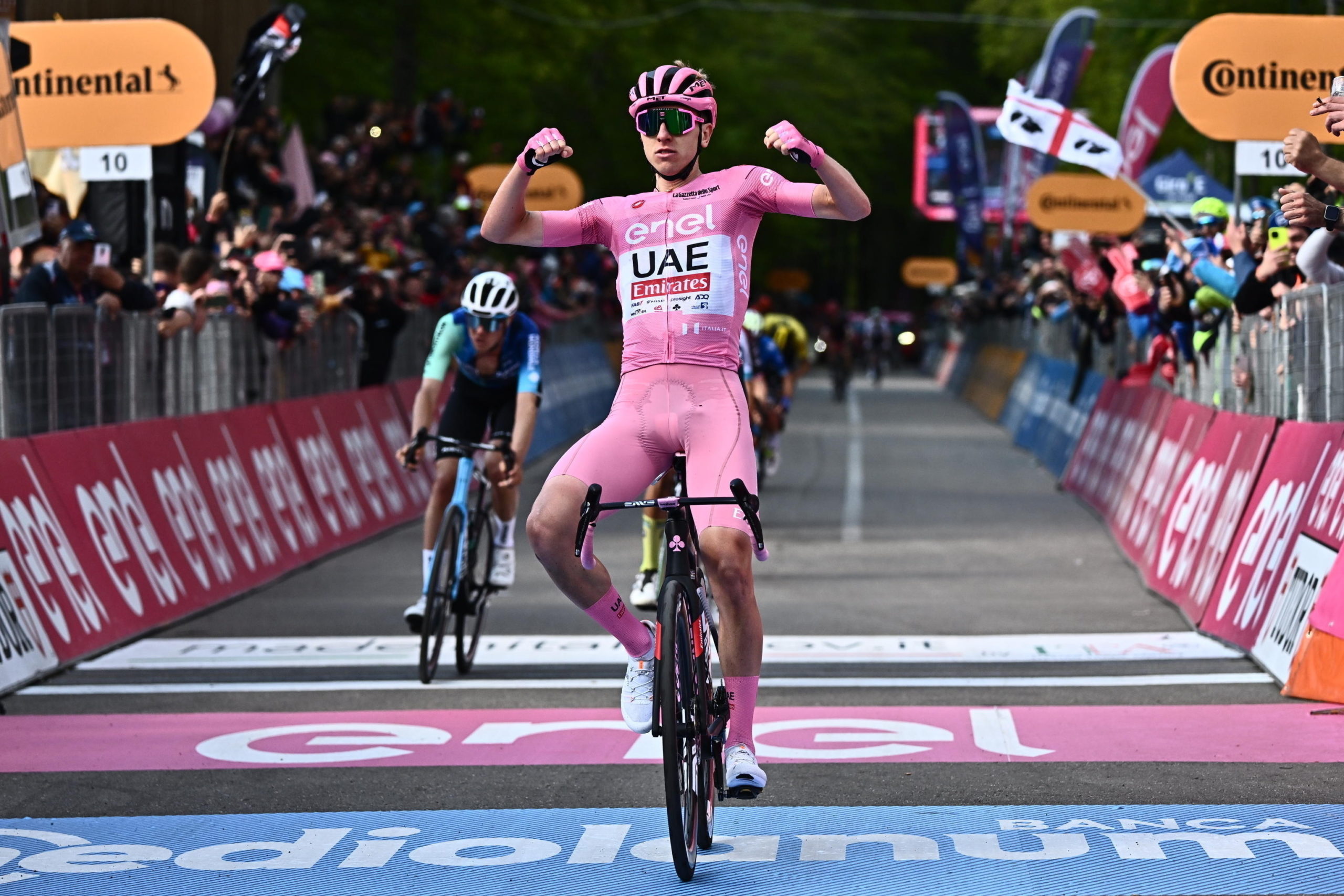 Giro d'Italia: Pogacar szakaszgyőzelemmel őrzi első helyét, Valter feljött a 43. helyre