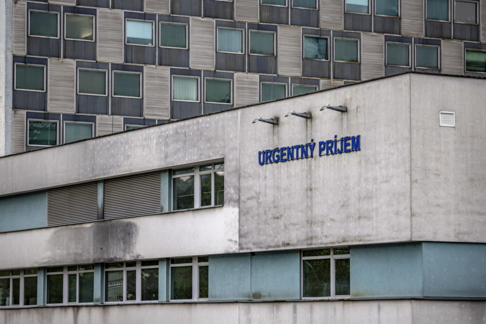 Átszállították Pozsonyba Robert Fico szlovák kormányfőt