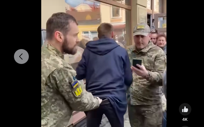 Megrázó videók: így szedik össze a férfiakat a kárpátaljai utcákról