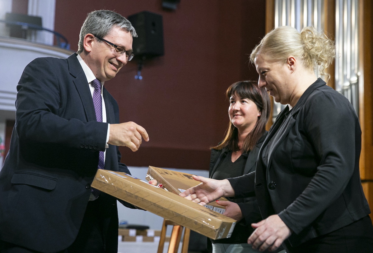 579 ezer notebookot kapnak a diákok és pedagógusok jövő decemberig