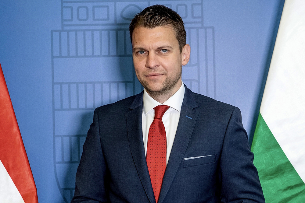 Menczer Tamás: Ma minden politikusunk kopogtat és telefonál