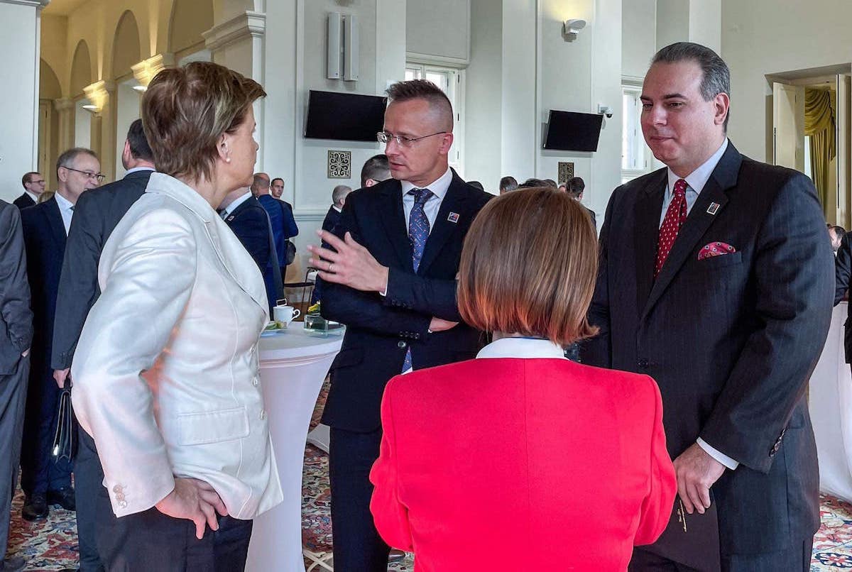 A kormány nem engedi, hogy hazánkat is beszippantsa a NATO háborús őrülete