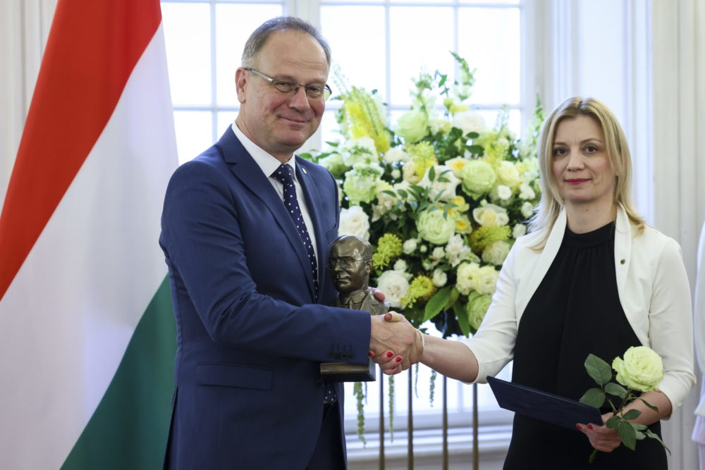 Navracsics Tibor: A közszolgálat nem csupán ügyek intézése