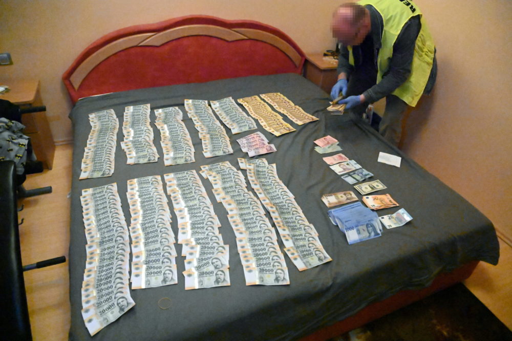 Online csalásokból származó 436 milliós vagyont foglaltak le a nyomozók