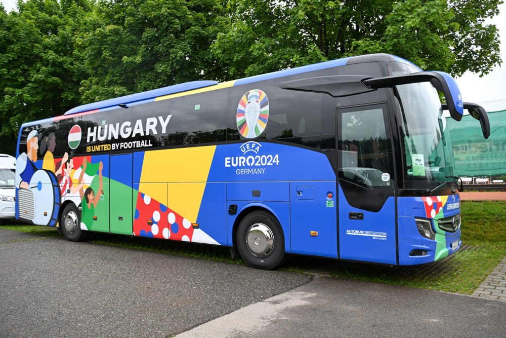 A magyar labdarúgó-válogatott busza