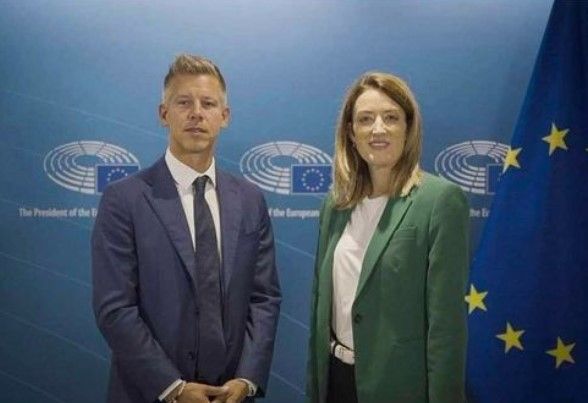 Háborúpárti brüsszeli politikussal találkozott Magyar Péter