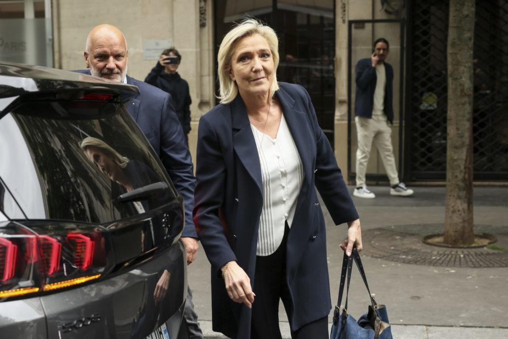 Győzelemre áll Le Pen pártja, Macron a baloldali összefogásban látja utolsó reményét