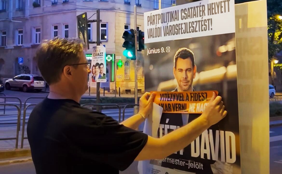 A kétségbeesett Karácsony O1G-s mélységekbe süllyedt, az éj leple alatt rongált plakátokat