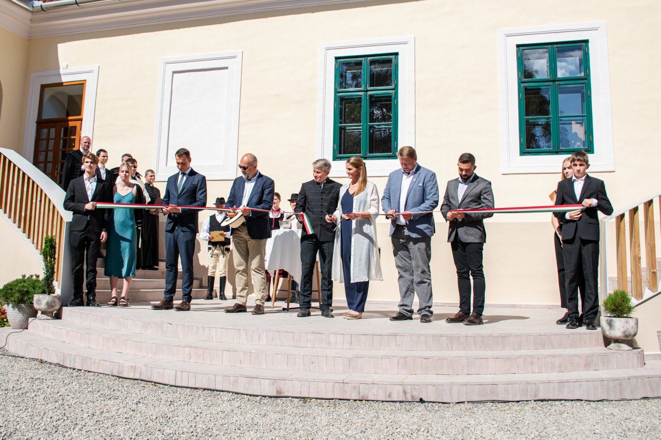 Átadták a felújított fiatfalvi Ugron-kastélyt Erdélyben