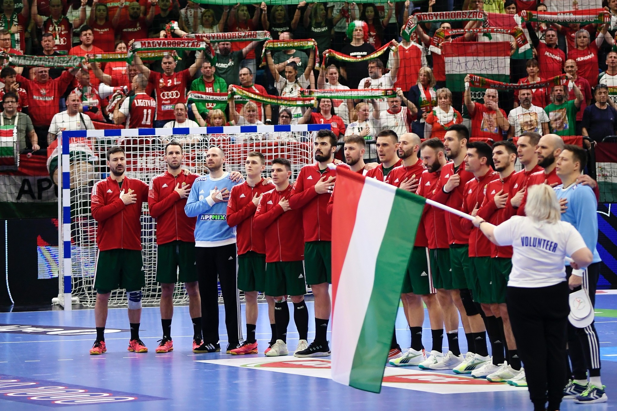 A párizsi magyar küldöttség létszáma már meghaladta a tokióiét