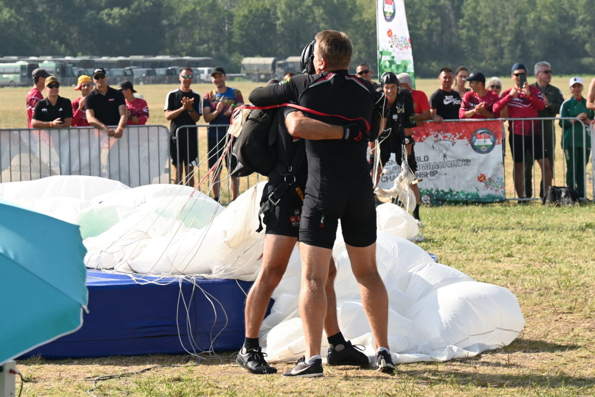 Bali Tamás: Büszkének kell lenni a Magyar Honvédség ejtőernyőseire