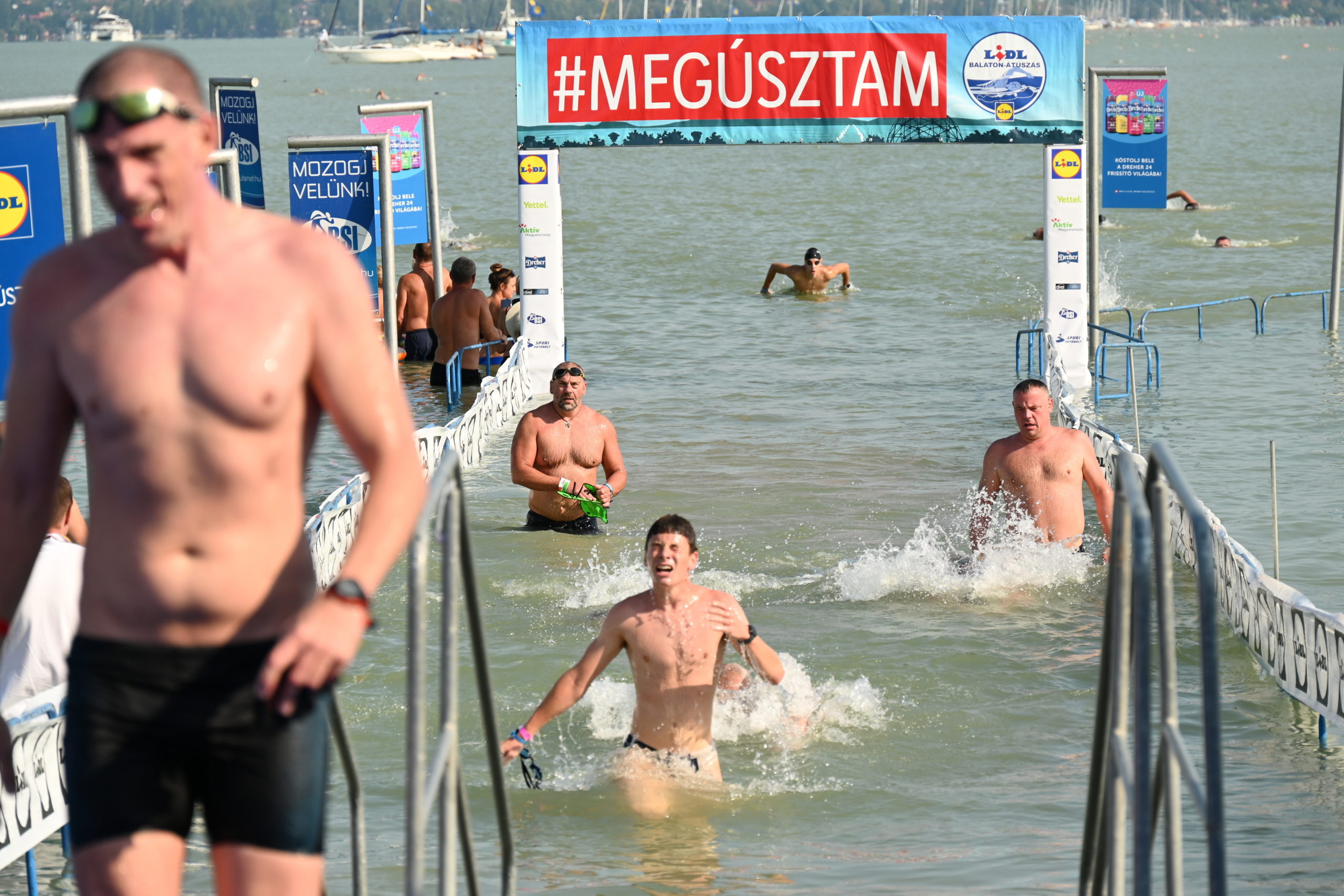 Több mint 11 ezren indultak az idei Balaton-átúszáson
