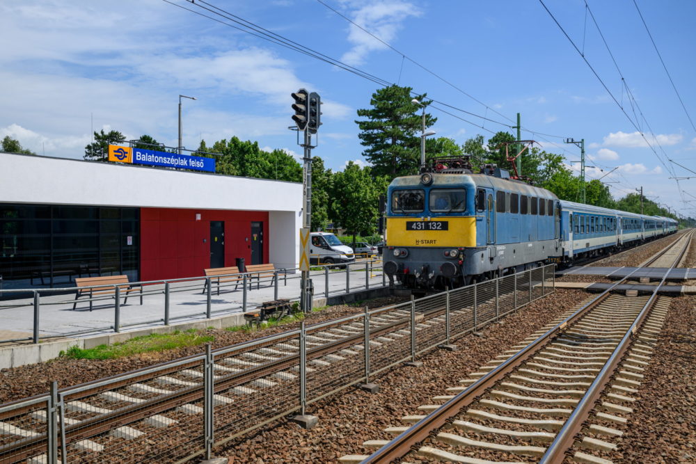 Átadták az újjáépített balatonszéplaki és balatonfenyvesi vasútállomást