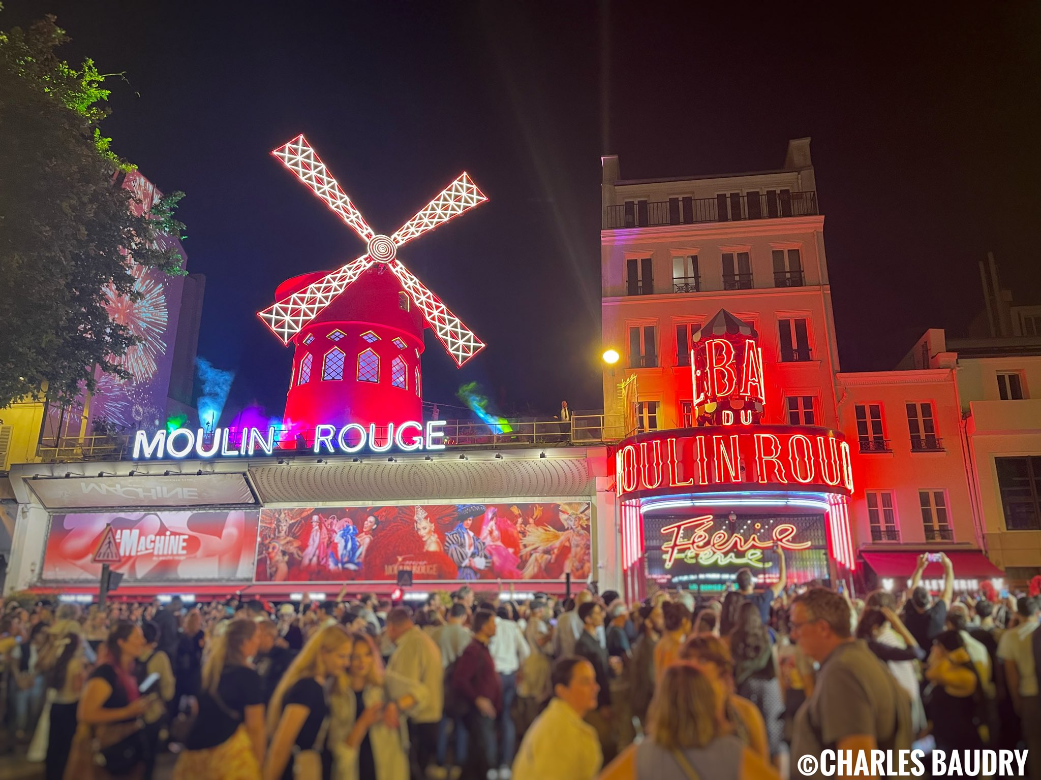 Új szélmalom-lapátokat kapott a párizsi Moulin Rouge