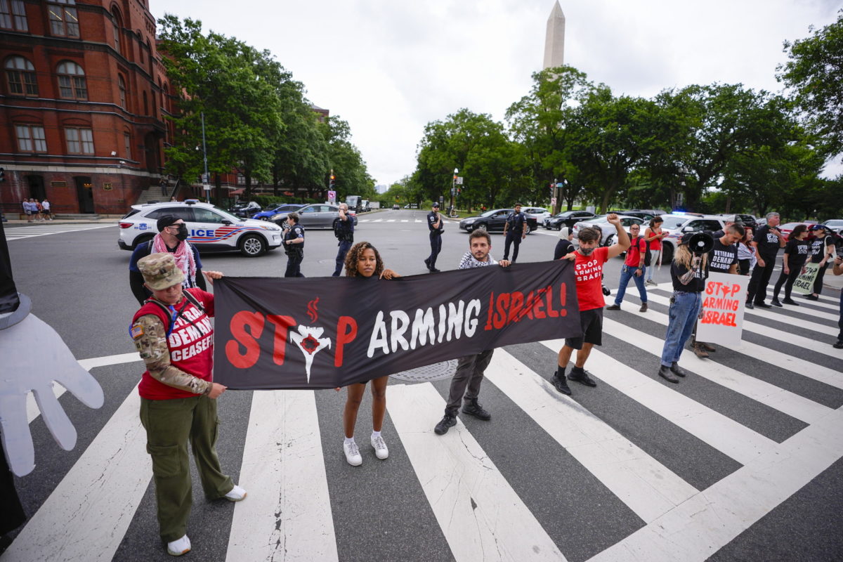 Amerikai zászlót égettek a Hamász-párti tüntetők Washingtonban