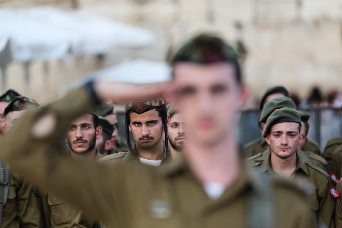 Izraelben zavargás tört ki egy terrorista bántalmazásával gyanúsított katonák mellett