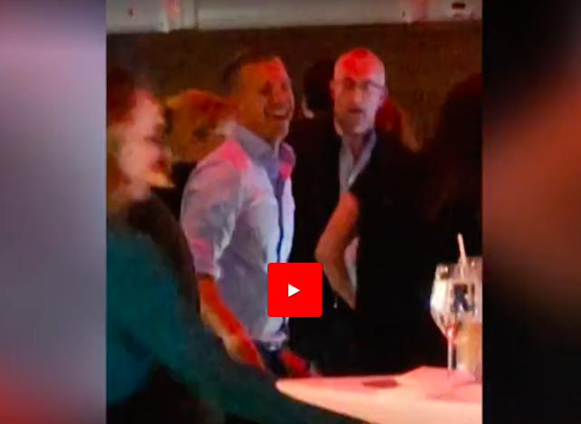 Így ünnepelte „orrbefogva” a 2022-es kétharmadot Magyar Péter