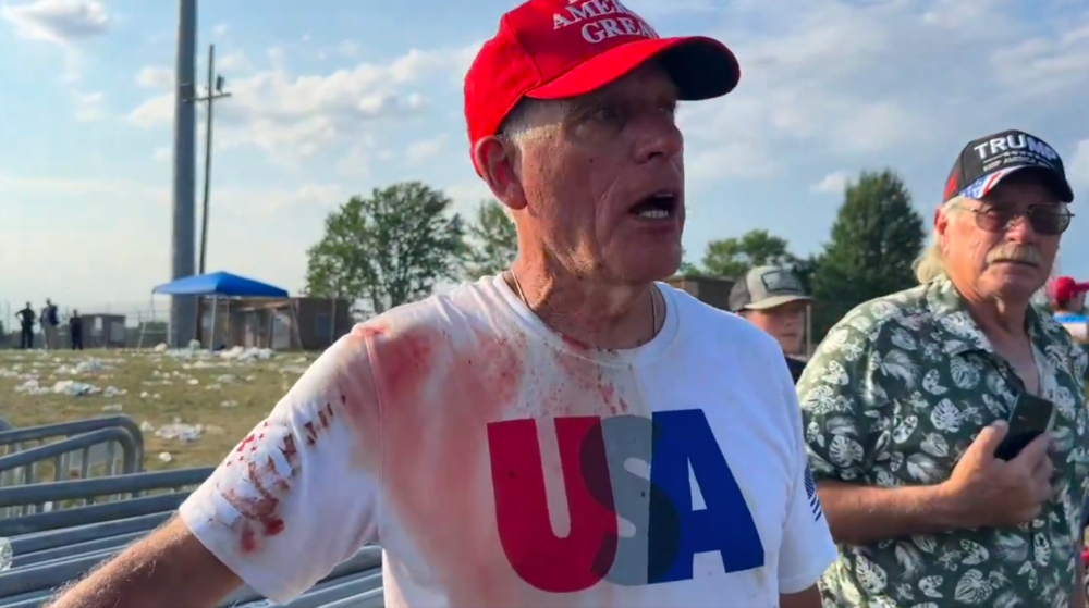 Vértől csöpögött a társán segíteni próbáló orvos ruhája