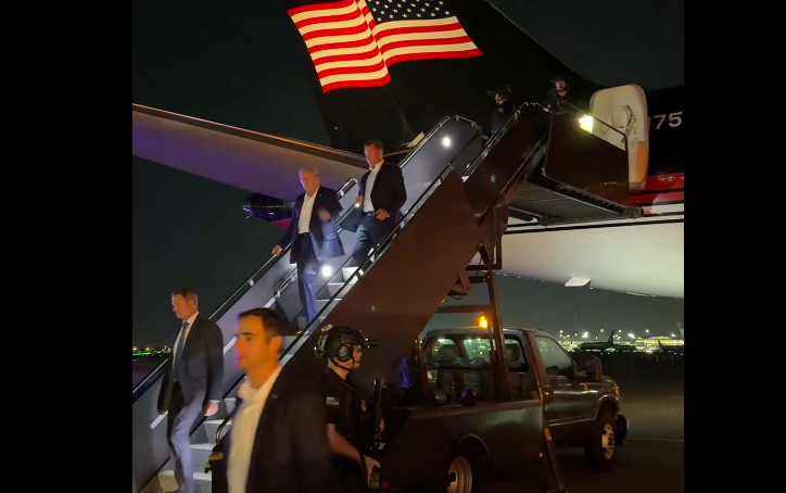 Videó: Donald Trump a saját lábán hagyta el a kórházat