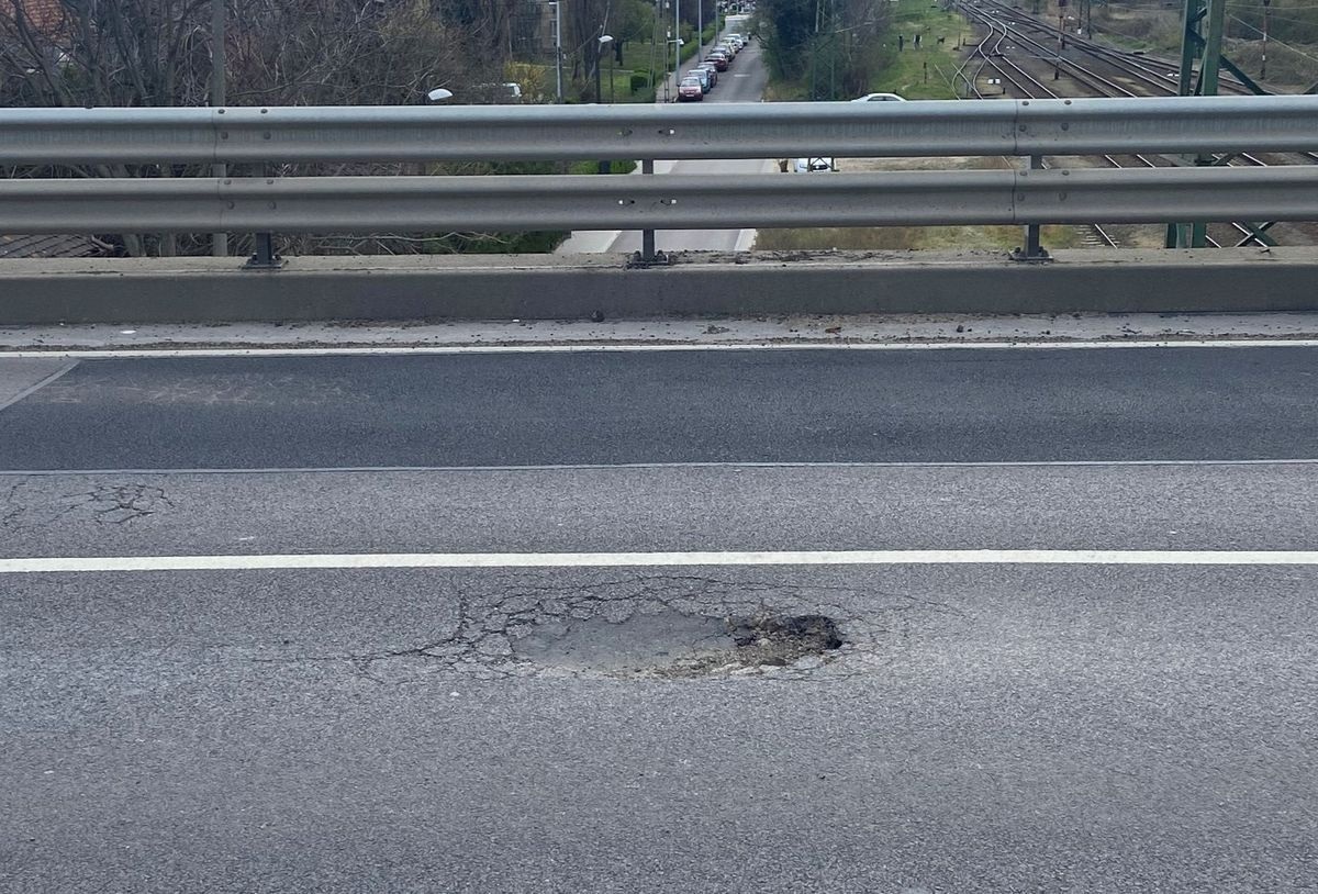 Kilyukadt a burkolat a nemrég felújított Csömöri úti felüljárón