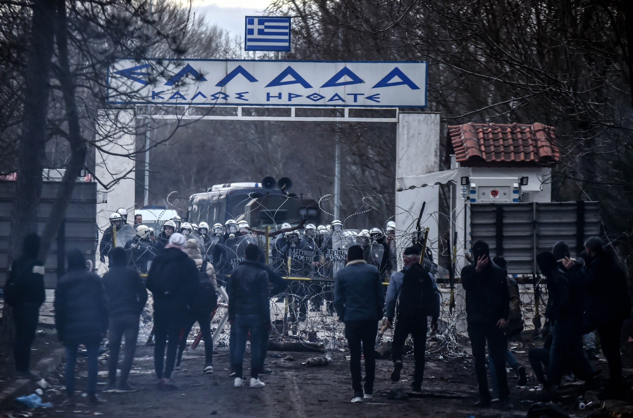 Lelőttek egy görög határőrt, amikor migránsokat próbált feltartóztatni