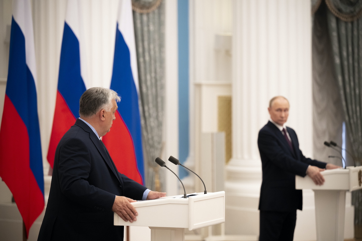 A Kreml nagyra értékeli, hogy Orbán Viktor összeveti a két álláspontot