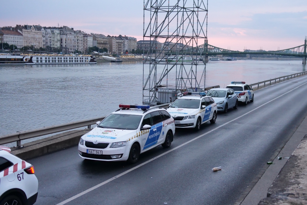 Bulizókat sodort a Dunába az Ördög-árok kifolyóból kizúduló csapadékvíz