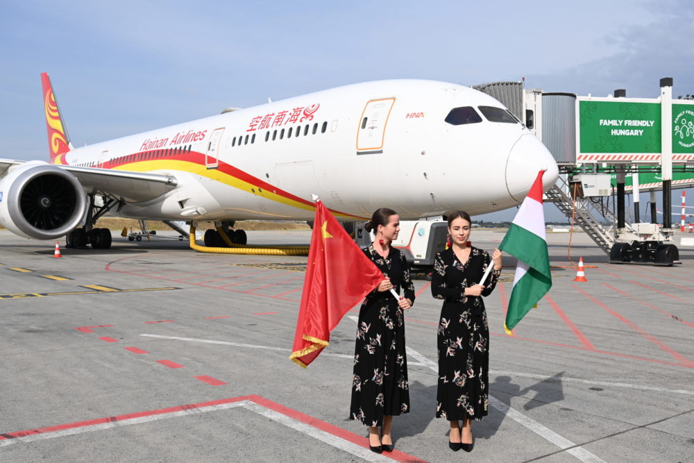 Megérkezett az első menetrendszerinti légijárat Budapestre a kínai Sencsen városából