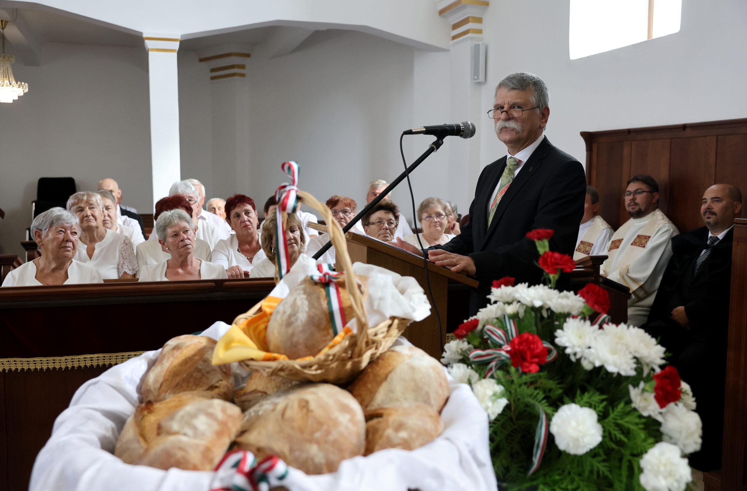 „Birodalmak törtek ránk (.), aztán a történelem süllyesztőiben rendre eltűntek”