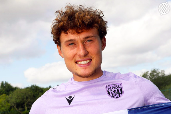 Angliában marad a magyar válogatott középpályás