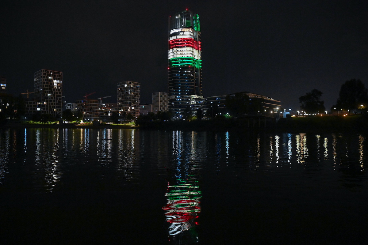 Magyar színekben Budapest felhőkarcolója
