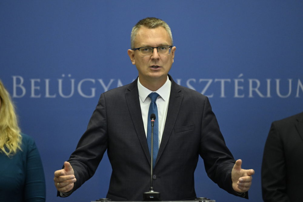 Rétvári Bence: Büszkék vagyunk a magyar katasztrófavédőkre