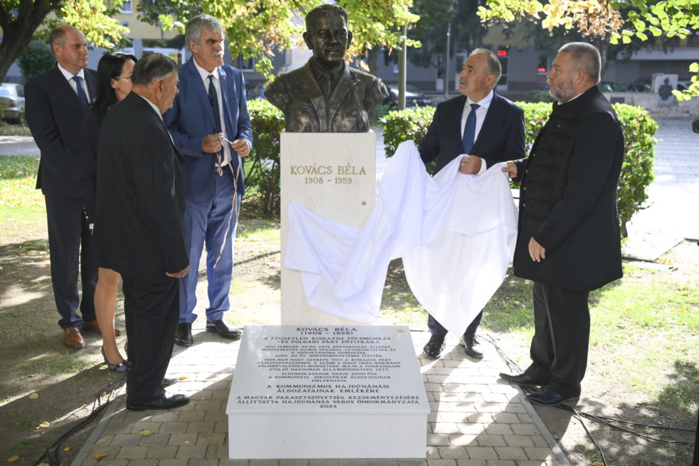 Felavatták Kovács Béla volt földművelésügyi miniszter szobrát Hajdúnánáson