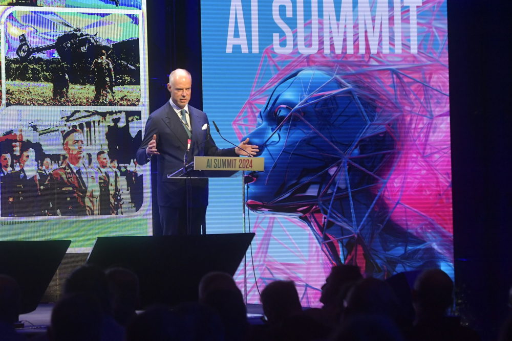 Honvédelmi miniszter: Az AI mellett az emberi tényezőre is szükség van a haderőben