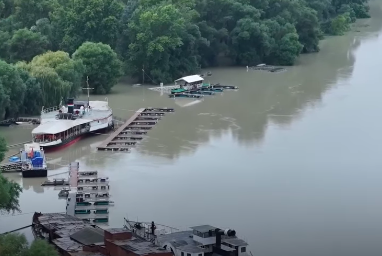 Videó: vérfagyasztó látványt nyújt a Duna Neszmélynél