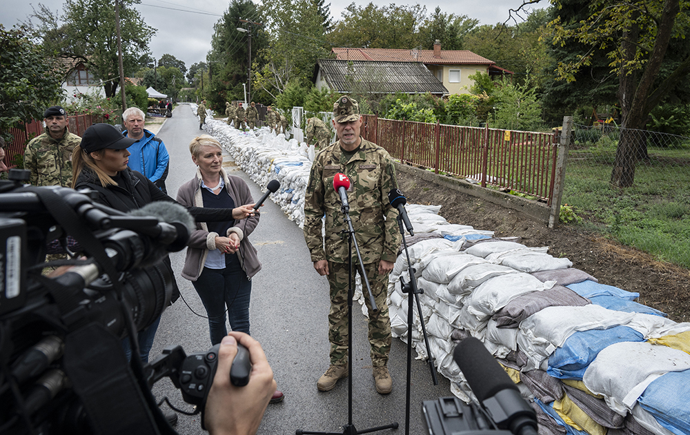 Helyretette Magyar Pétert a honvédelmi miniszter: Ami sok, az sok!