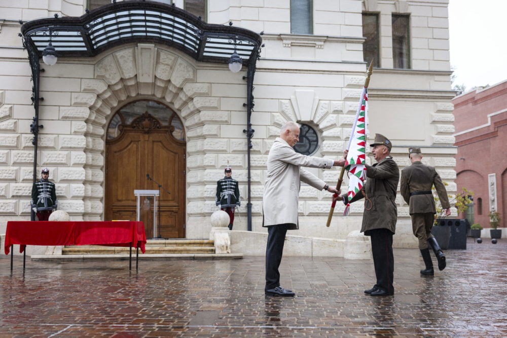 A honvédelmi miniszter alegységzászlót adományozott a gróf Nádasdy Ferenc Huszárosztálynak