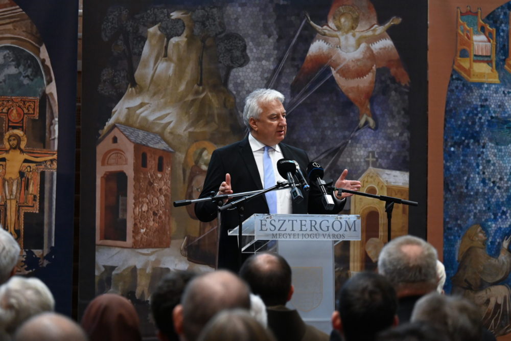 Átadták Esztergomban a ferences gimnázium új épületszárnyát és tornacsarnokát