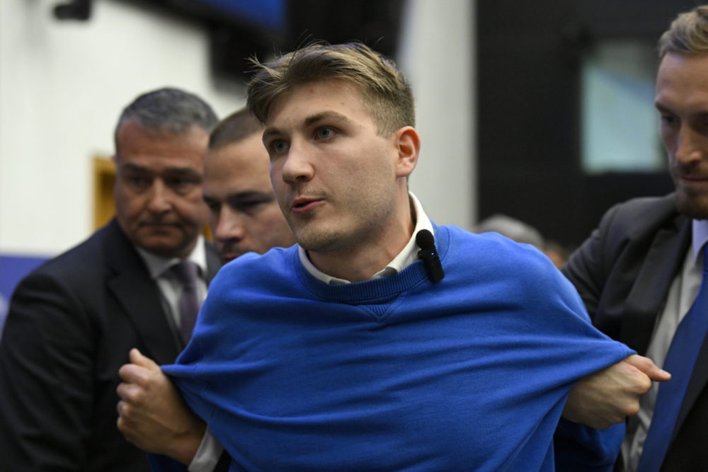 DK-s aktivista zavarta meg Orbán Viktor sajtótájékoztatóját