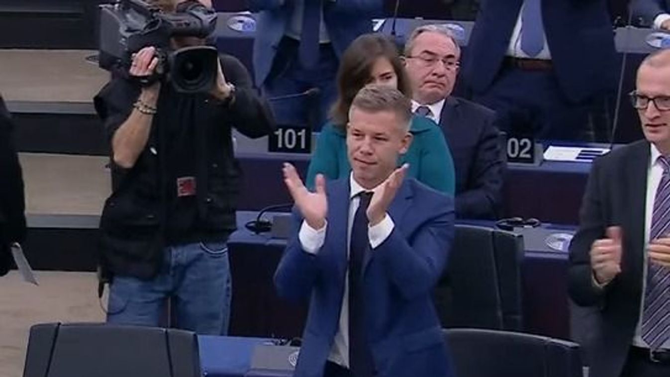 Magyar Péter állva tapsolta Ursula von der Leyent (Videó!)
