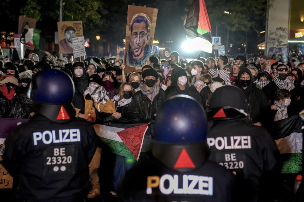 Palesztinpárti tüntetők támadtak a rendőrökre Berlinben