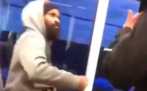 Videó: rágyújtott a villamoson a migráns, majd összeverte az ellenőrt