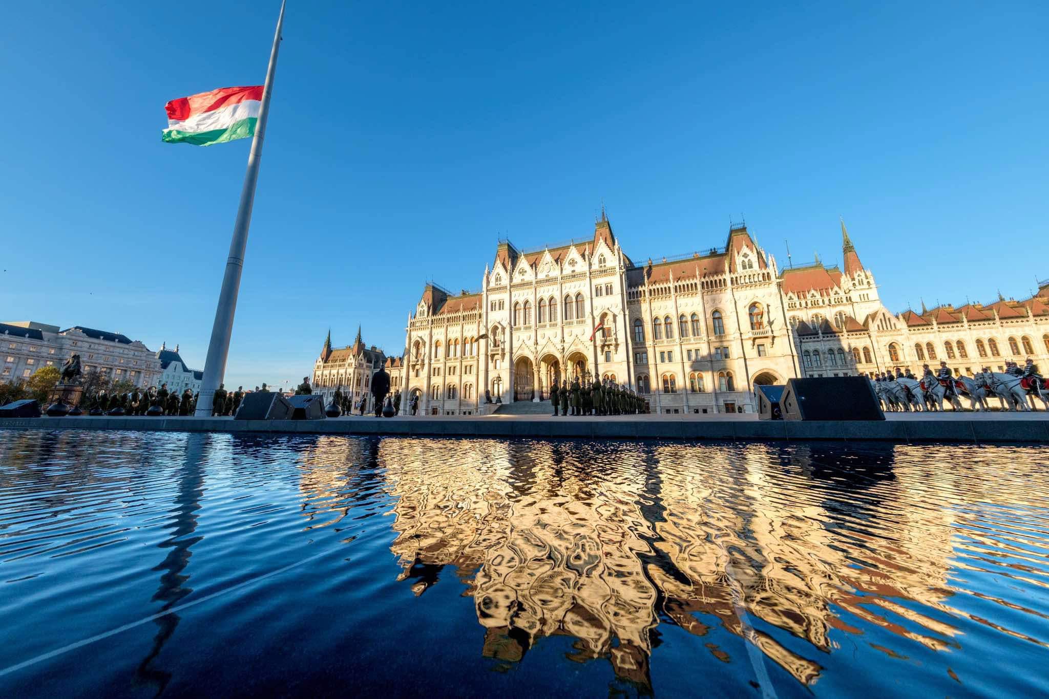 Félárbócon a nemzeti lobogó