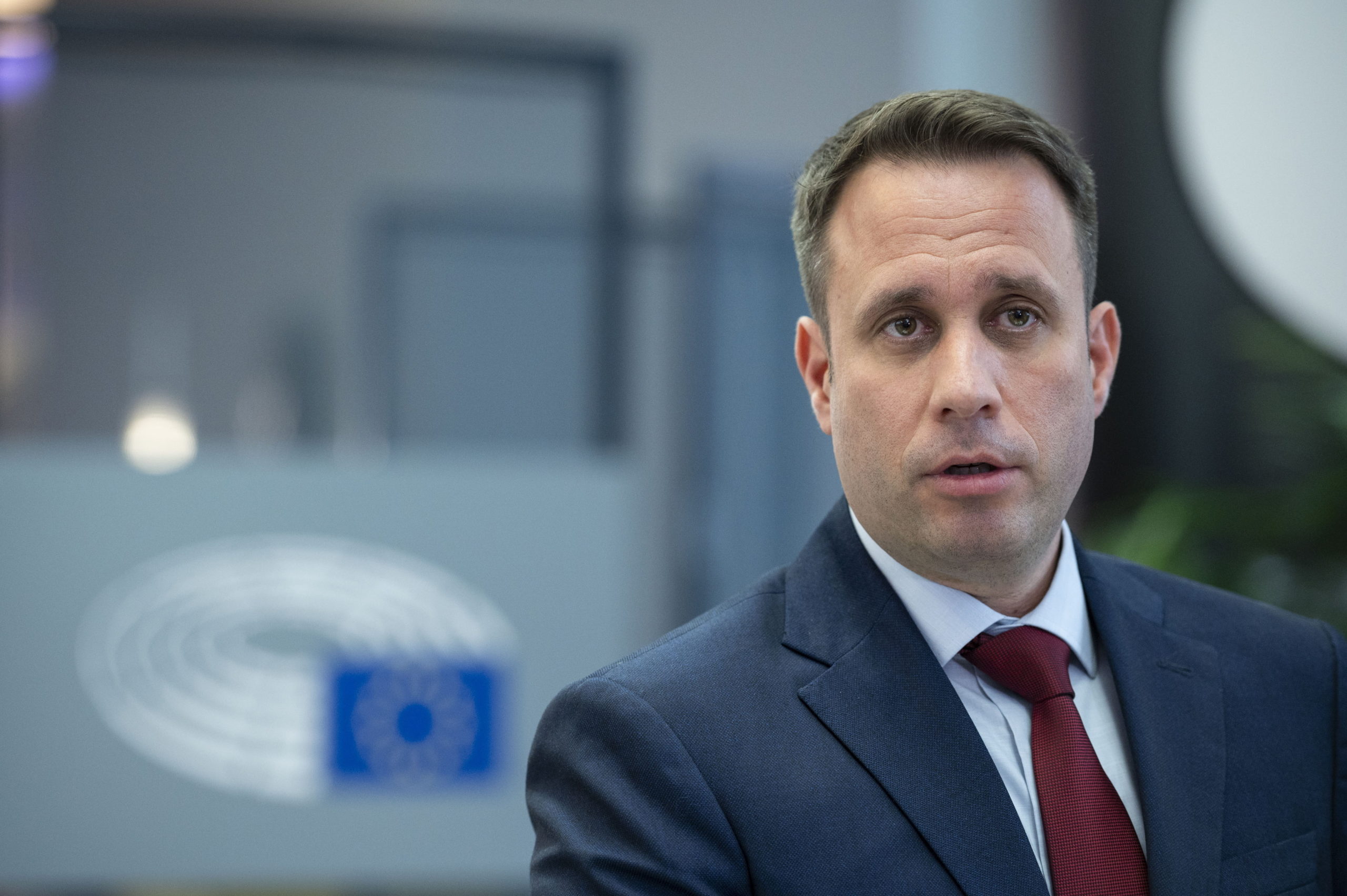 Dömötör Csaba: politikai cirkusszá tették Várhelyi Olivér meghallgatását