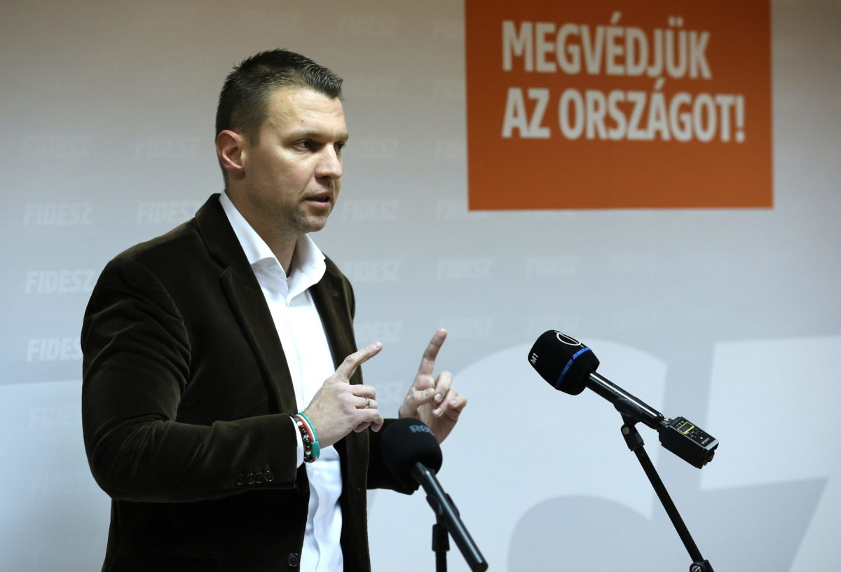 Menczer Tamás: Brüsszel és az ellenzék is lenézi a kormányt