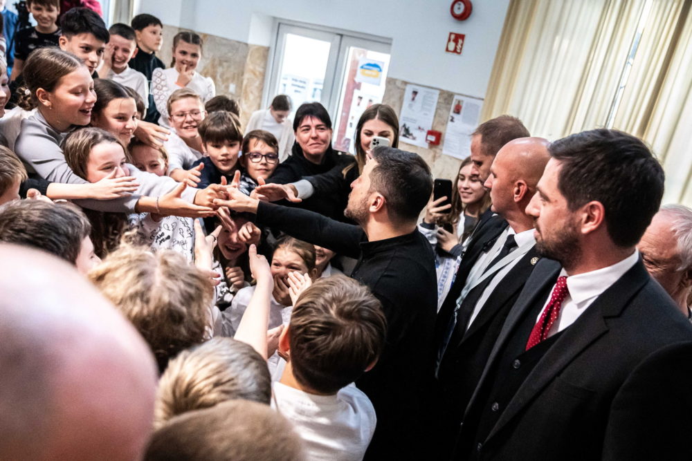 Az ukrán elnök a csepeli magyar-ukrán két tanítási nyelvű iskolába látogatott