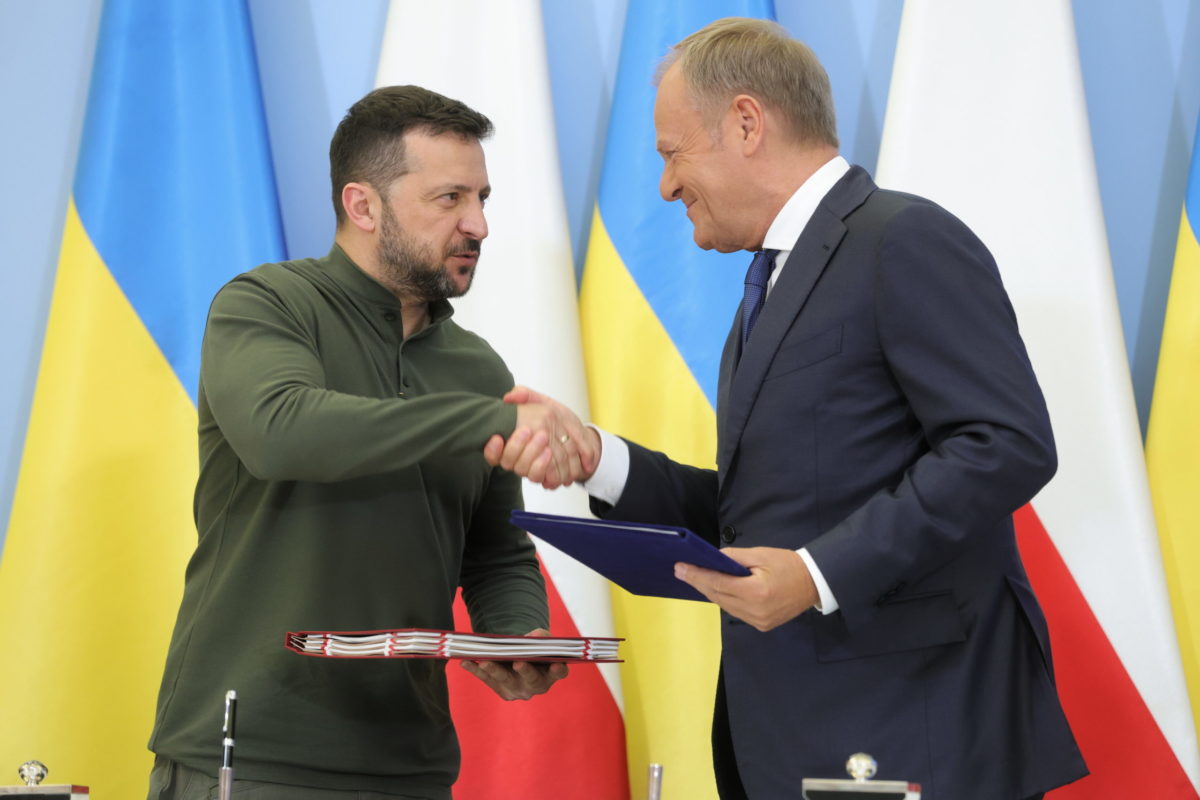 Rettegnek a lengyelek a háború eszkalációjától: egyre többen fordulnak el Tusktól