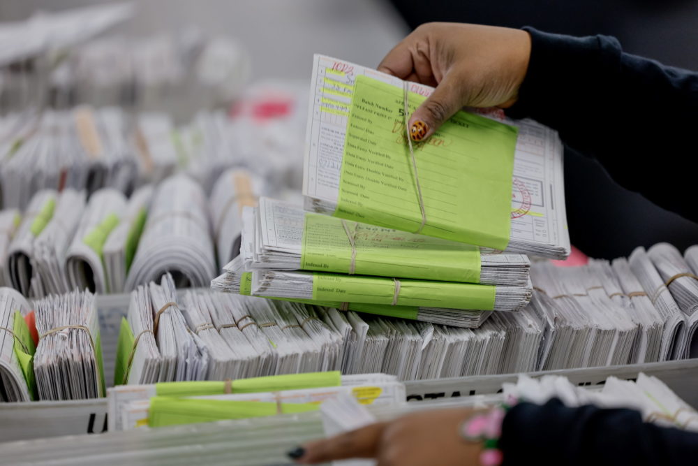 Amerikai elnökválasztás: bombatámadással fenyegetett a szavazatszámláló, az FBI vitte el