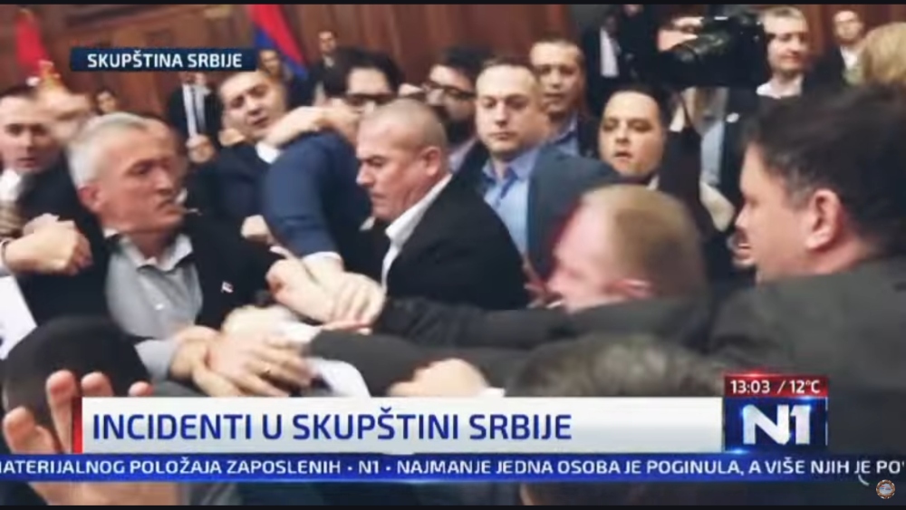 Ököllel próbáltak érvényt szerezni saját igazuknak a szerb képviselők – Videó