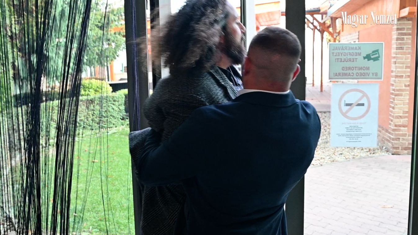 Ugyan nem a Dunába, de brutálisan kidobatta Magyar Péter a Hír TV stábját (Videó!)